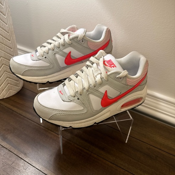 Nike Air Women’s Sneakers Size 7 - Picture 1 of 11